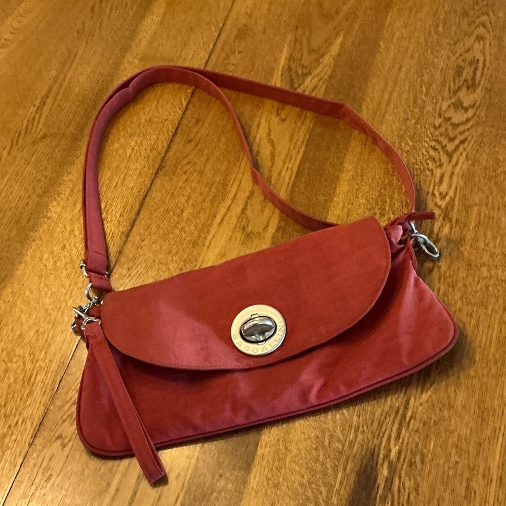 Woman’s Baggallini red crossbody bag. 12.5”x6”. Many pockets. Gently used! Cute!